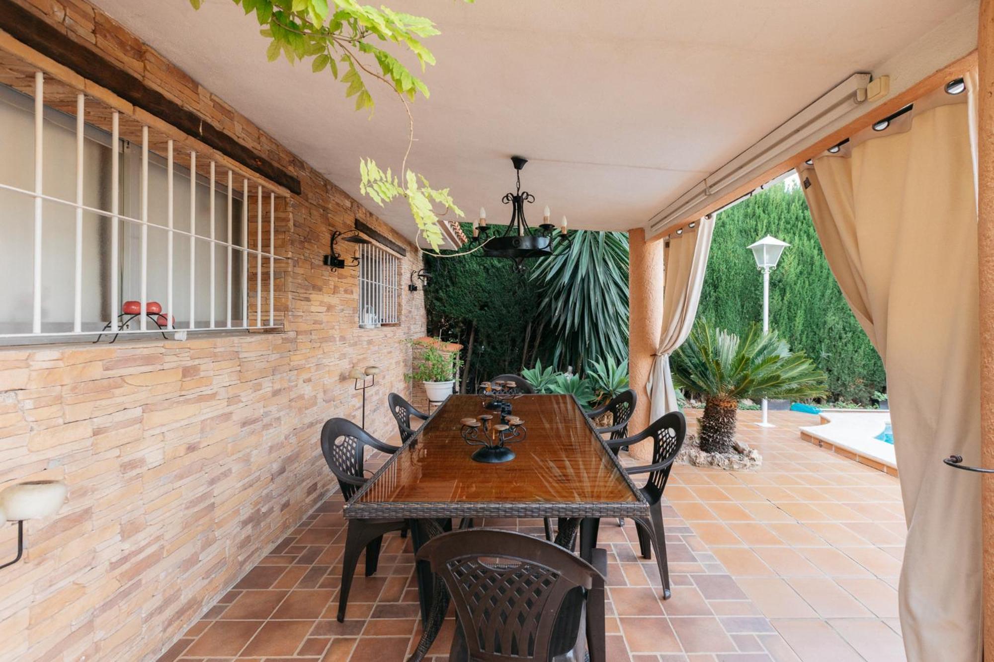 Chalet, Rodeada De Naturaleza Piscina A Doce Klm De Y 7 Del Aeropuerto Casa de vacances València