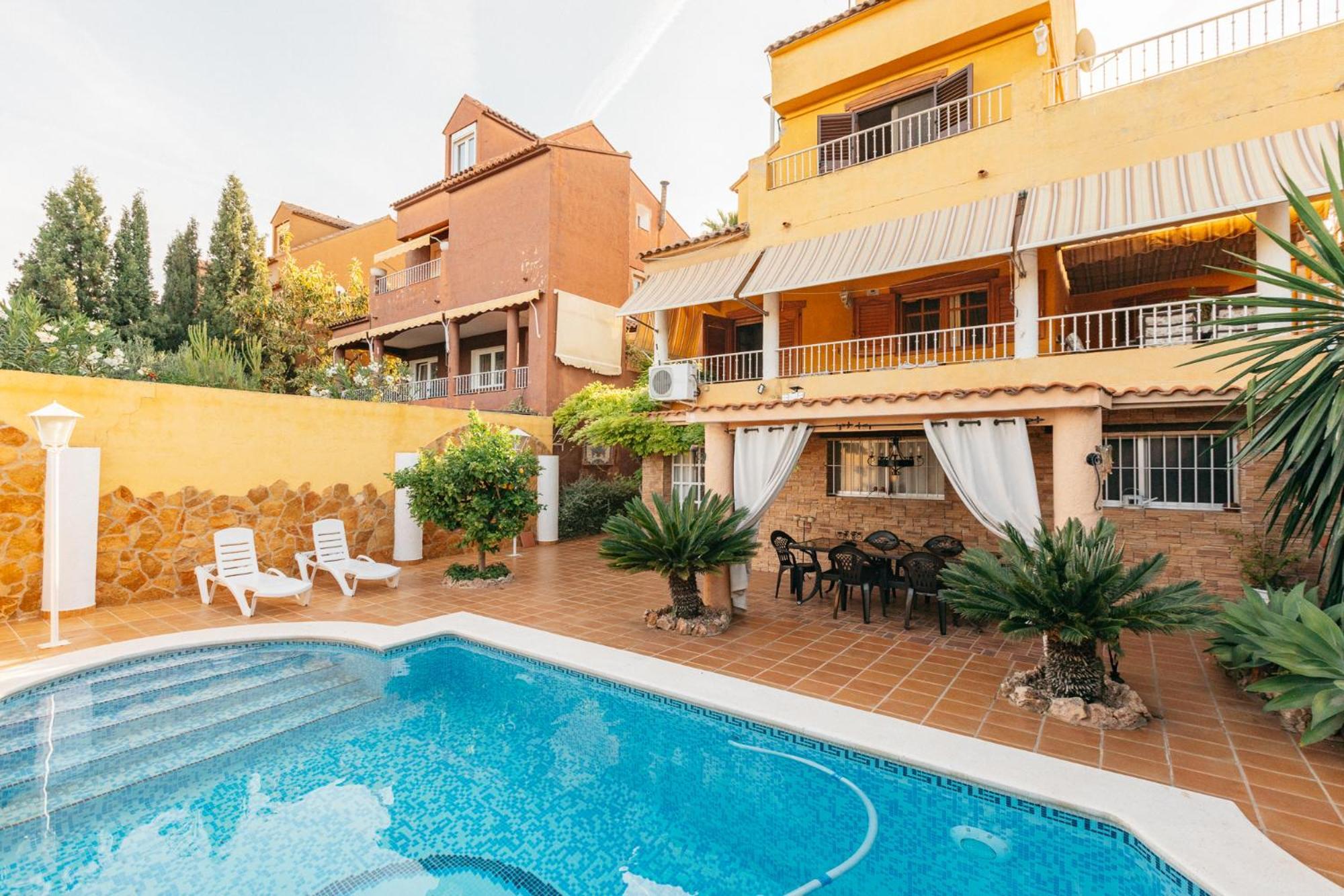 Chalet, Rodeada De Naturaleza Piscina A Doce Klm De Y 7 Del Aeropuerto Casa de vacances València